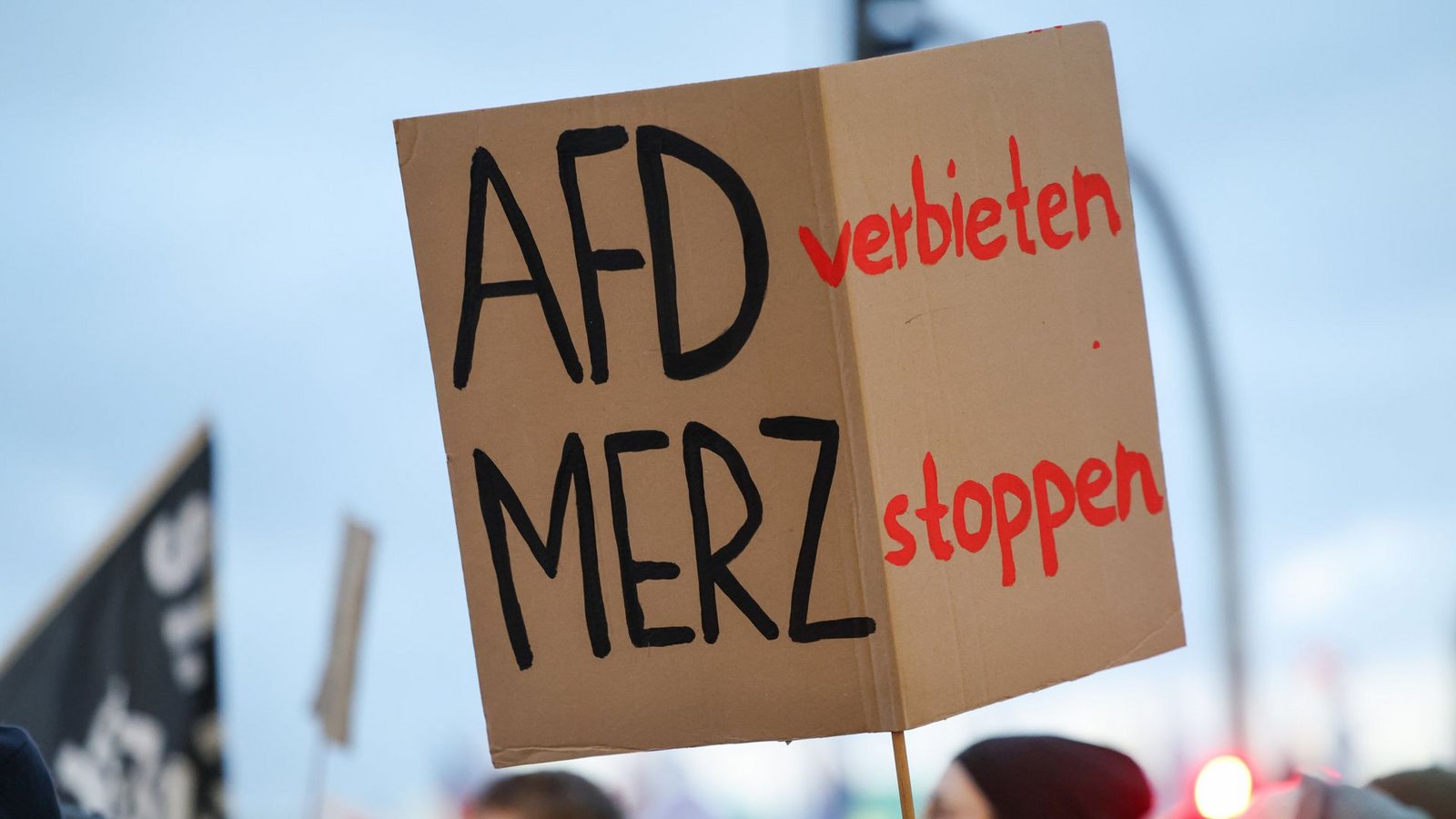 Den ersten richtig großen Knall im Wahlkampf verursachte aber der Unions-Kanzlerkandidat Friedrich Merz. Infolge schlimmer Verbrechen von Asylbewerbern brachte er im Bundestag Ende Januar einen Beschluss zum Thema Migrationsbegrenzung mithilfe von Stimmen der AfD durch, was als Tabubruch galt. Stichwort: Brandmauer. Merz wurde daraufhin zwar von vielen Seiten heftig kritisiert, es folgten Massendemos in ganz Deutschland. In Umfragen blieben CDU/CSU dennoch stabil.Foto: dpa/Christian Charisius
