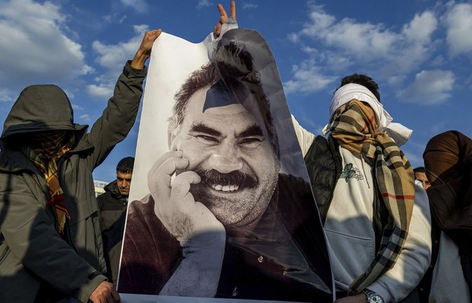 PKK-Gründer Abdullah Öcalan rief zum Niederlegen der Waffen auf.<span class='image-autor'>Foto: dpa/Metin Yoksu</span>