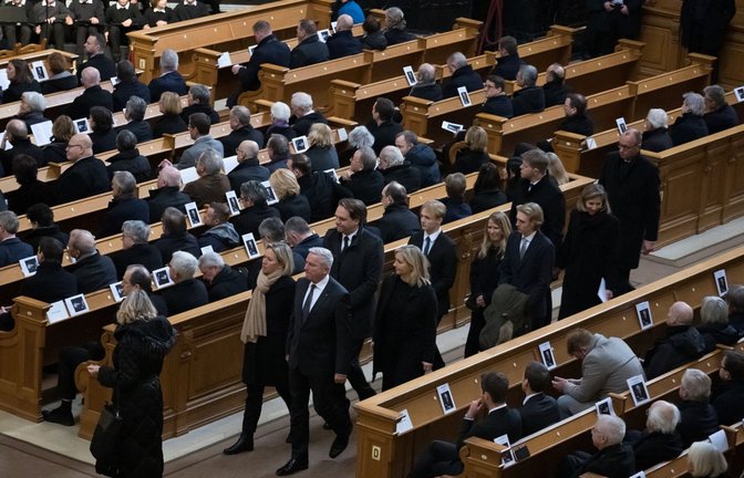 Thomas Strobl (CDU, links), Innenminister von Baden-Württemberg, kommt mit seiner Frau Christine, Tochter von Wolfgang Schäuble, und weiteren Familienangehörigen sowie Friedrich Merz, Vorsitzender der CDU, während des Gedenkgottesdienstes anlässlich des Trauerstaatsaktes für Wolfgang Schäuble in den Berliner Dom<span class='image-autor'>Foto: dpa/Sebastian Gollnow</span>