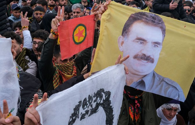 Noch ist der PKK-Gründer Abdullah Öcalan in Haft.<span class='image-autor'>Foto: Bilal Seckin/Sopa Images/dpa</span>