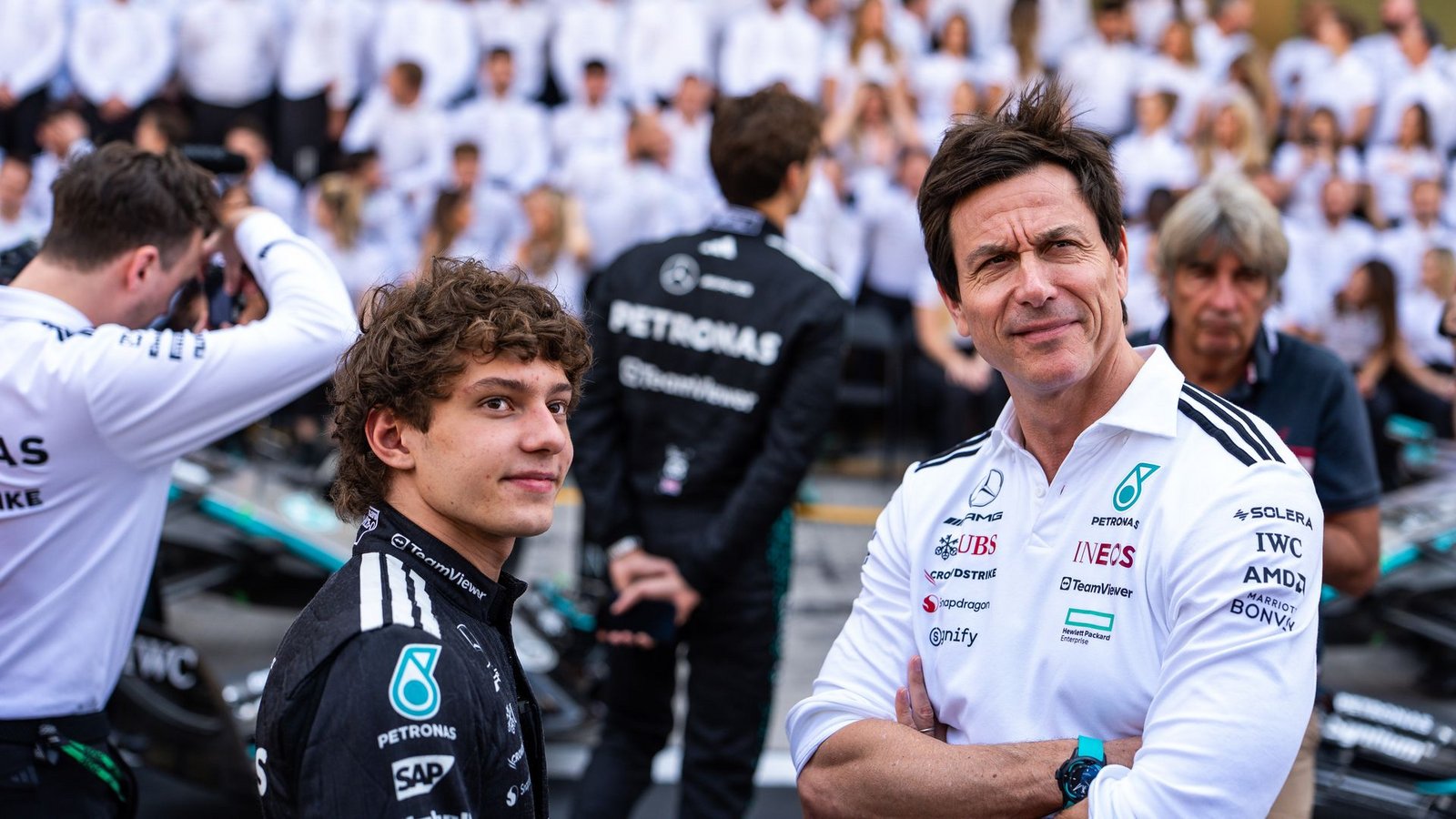 Mercedes-Teamchef Toto Wolff (r) will nicht per Stallorder eingreifen. (Archivbild)Foto: Luca Martini/SOPA Images via ZUMA Press Wire/dpa Mercedes-Teamchef Toto Wolff (r) will nicht per Stallorder eingreifen. (Archivbild)Foto: Luca Martini/SOPA Images via ZUMA Press Wire/dpa