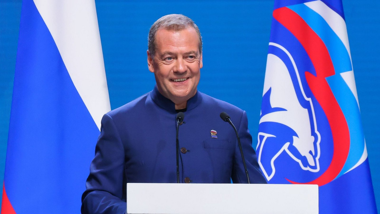 Parteichef Dmitri Medwedew lacht, auch wenn ihm nicht immer zum Lachen ist.Foto: Sergei Karpukhin/TASS/actionpress Parteichef Dmitri Medwedew lacht, auch wenn ihm nicht immer zum Lachen ist.Foto: Sergei Karpukhin/TASS/actionpress