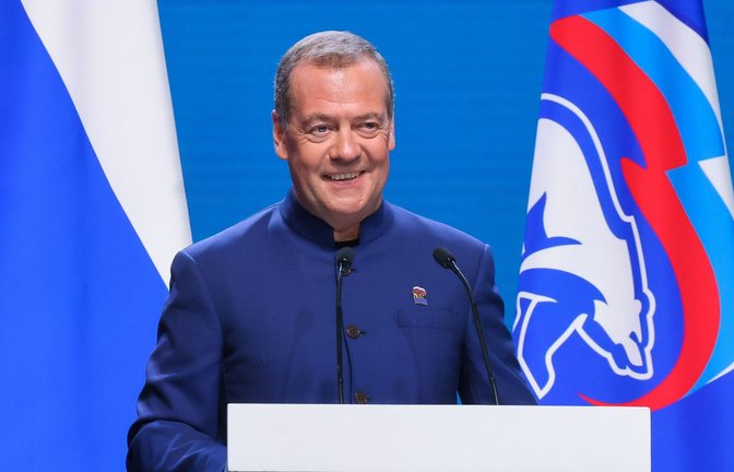 Parteichef Dmitri Medwedew lacht, auch wenn ihm nicht immer zum Lachen ist.<span class='image-autor'>Foto: Sergei Karpukhin/TASS/actionpress</span>