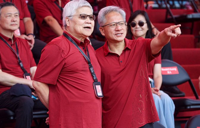 TSMC-Chef  Che-Chia Wei (L), arbeitet gut mit dem Nividia-Boss Jensen Huang zusammen.<span class='image-autor'>Foto: HANDOUT/AFP</span>