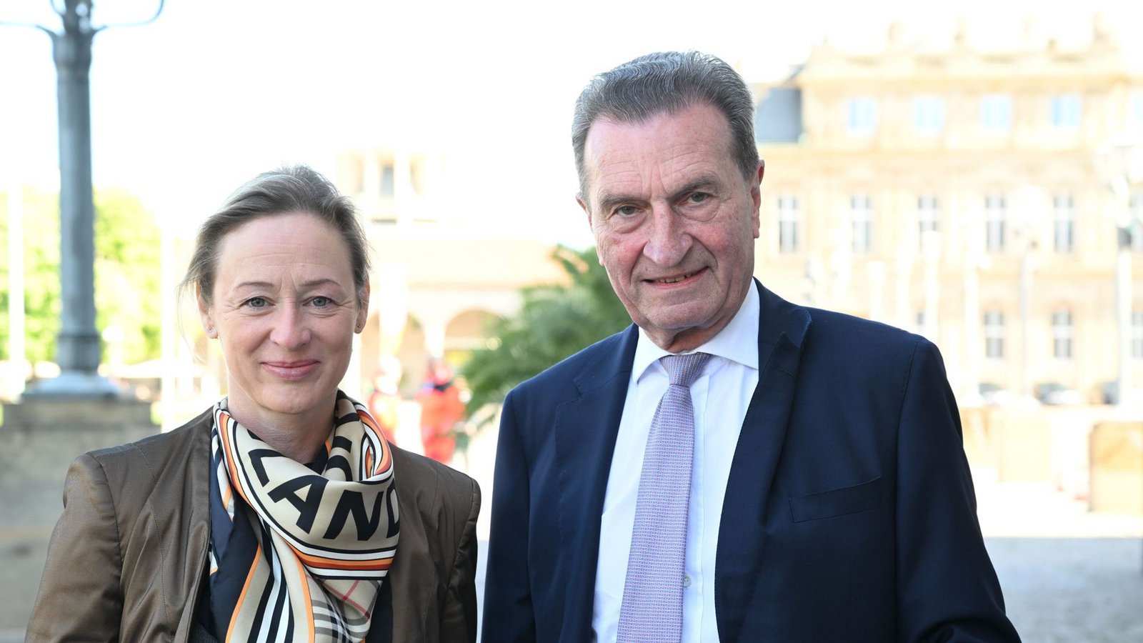 Ex-Ministerpräsident Günther Oettinger (CDU) kam mit seiner Frau zum Festakt.Foto: Bernd Weißbrod/dpa Ex-Ministerpräsident Günther Oettinger (CDU) kam mit seiner Frau zum Festakt.Foto: Bernd Weißbrod/dpa