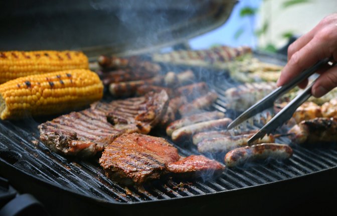 Noch liegt auf den Grills der Welt  Fleisch von Tieren – doch Forscher arbeiten an Alternativen aus Zellkulturen.<span class='image-autor'>Foto: dpa/Karl-Josef Hildenbrand</span>
