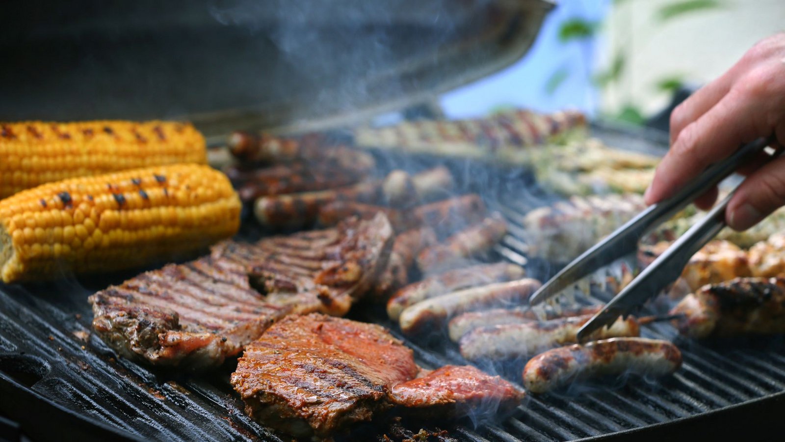 Noch liegt auf den Grills der Welt Fleisch von Tieren – doch Forscher arbeiten an Alternativen aus Zellkulturen.Foto: dpa/Karl-Josef Hildenbrand Noch liegt auf den Grills der Welt Fleisch von Tieren – doch Forscher arbeiten an Alternativen aus Zellkulturen.Foto: dpa/Karl-Josef Hildenbrand