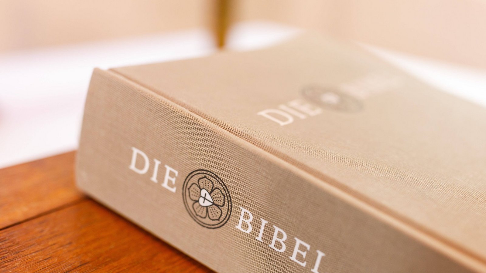 Die evangelischen Kirchen haben die Schriften der jüdischen Bibel – des Tanach – übernommen, allerdings in 39 Bücher eingeteilt. Hinzu kommen die 27 Schriften des griechischen Neuen Testaments – zusammen 66 Bücher. Katholische Bibeln hingegen umfassen 73 Bücher.Foto: Imago/Andreas Franke Die evangelischen Kirchen haben die Schriften der jüdischen Bibel – des Tanach – übernommen, allerdings in 39 Bücher eingeteilt. Hinzu kommen die 27 Schriften des griechischen Neuen Testaments – zusammen 66 Bücher. Katholische Bibeln hingegen umfassen 73 Bücher.Foto: Imago/Andreas Franke