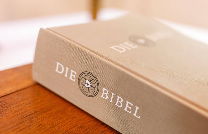 Die evangelischen Kirchen haben die Schriften der jüdischen Bibel – des Tanach – übernommen, allerdings in 39 Bücher eingeteilt. Hinzu kommen die 27 Schriften des griechischen Neuen Testaments – zusammen 66 Bücher. Katholische Bibeln hingegen umfassen 73 Bücher.<span class='image-autor'>Foto: Imago/Andreas Franke</span>