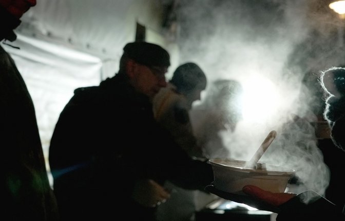 Soldaten der Bundeswehr geben bei eisiger Kälte warmes Essen an Menschen aus, bei denen infolge des mutmaßlichen Terroranschlags in Berlin der Strom ausgefallen ist.<span class='image-autor'>Foto: Syen Kaeuler/dpa</span>