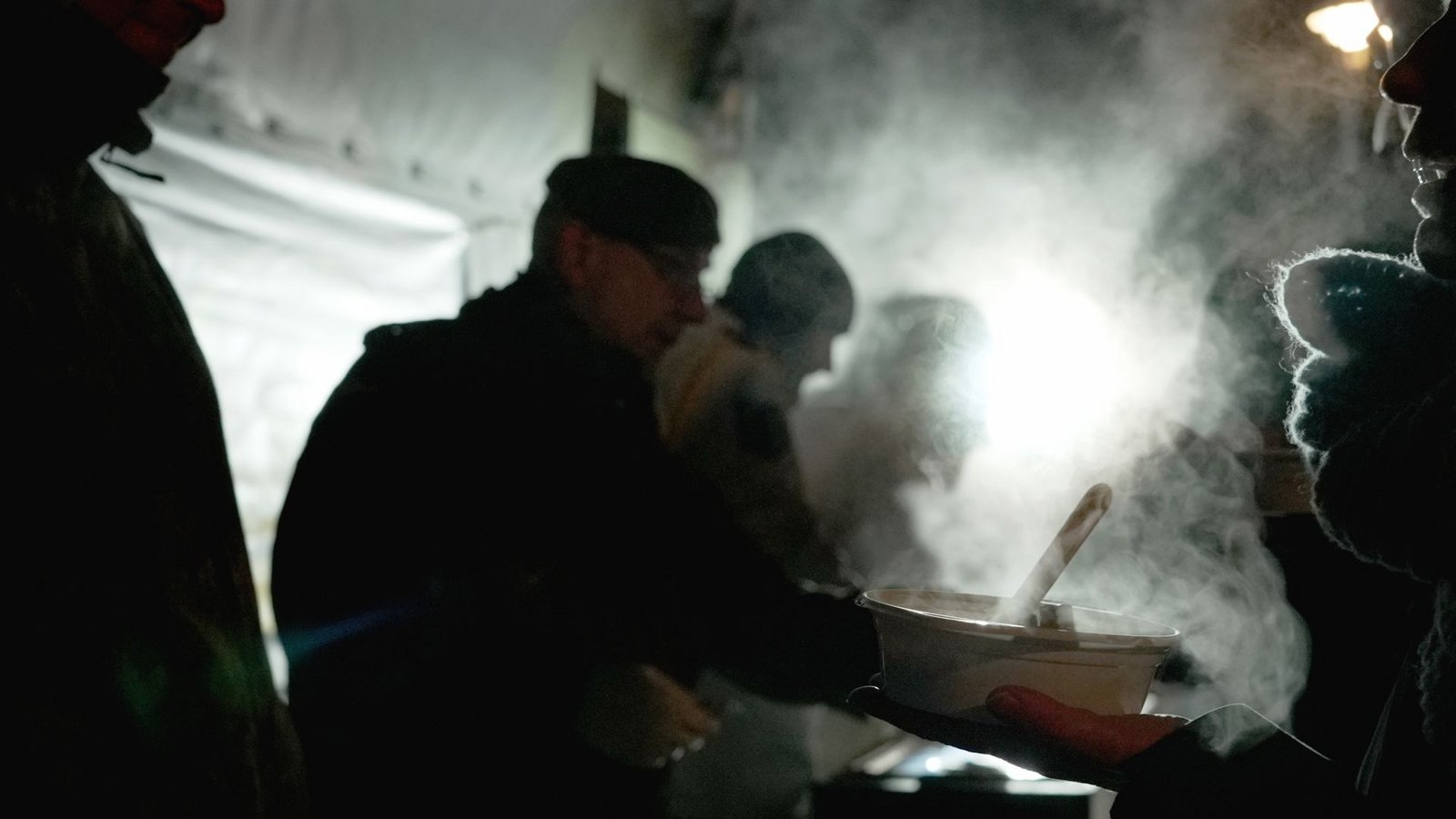 Soldaten der Bundeswehr geben bei eisiger Kälte warmes Essen an Menschen aus, bei denen infolge des mutmaßlichen Terroranschlags in Berlin der Strom ausgefallen ist.Foto: Syen Kaeuler/dpa Soldaten der Bundeswehr geben bei eisiger Kälte warmes Essen an Menschen aus, bei denen infolge des mutmaßlichen Terroranschlags in Berlin der Strom ausgefallen ist.Foto: Syen Kaeuler/dpa