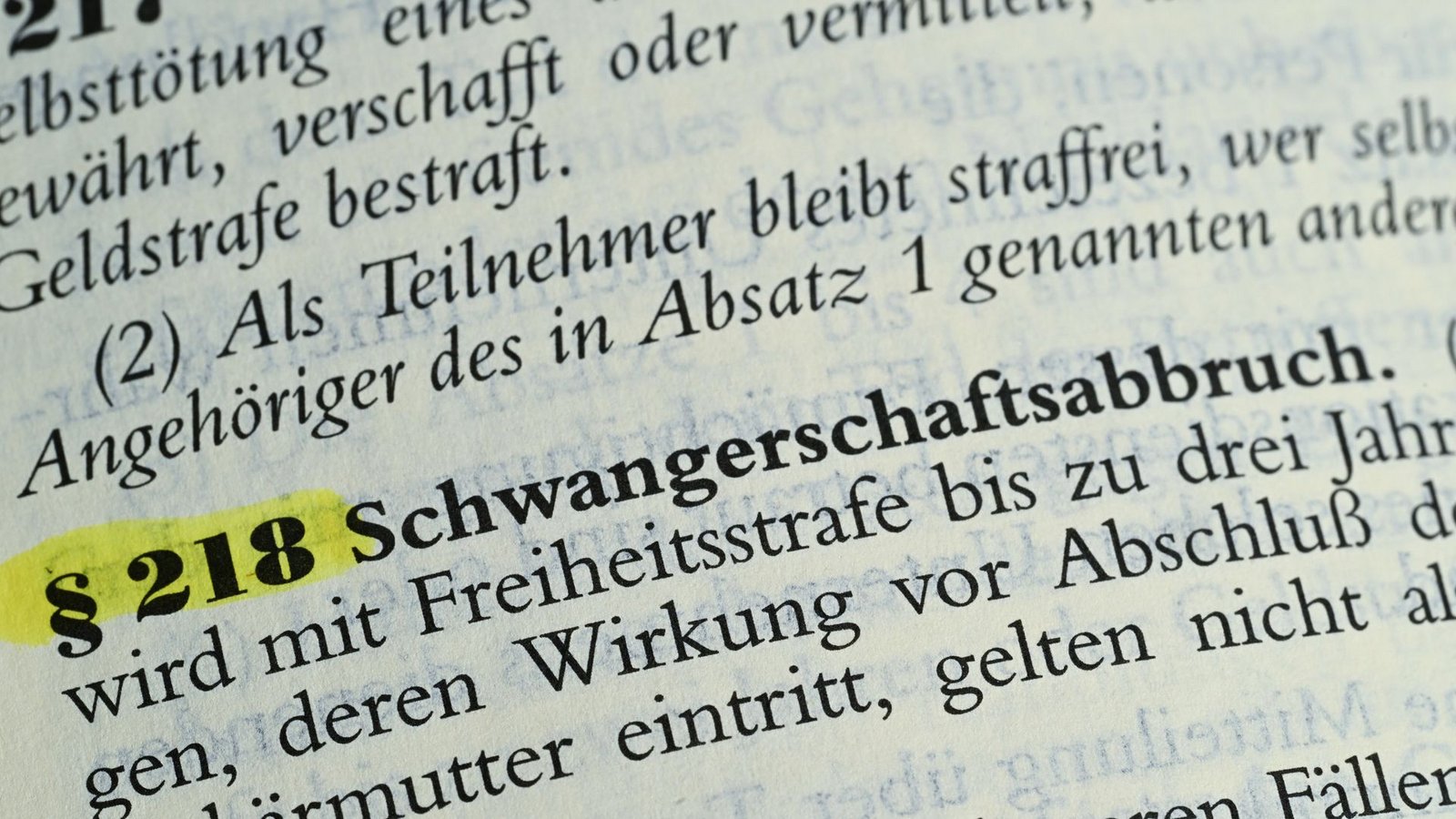 Der Paragraf 218 zum Schwangerschaftsabbruch in einem Gesetzestext. Die Unionsfraktion kündigte entschiedenen Widerstand gegen das Vorhaben einer Initiative an (Symbolfoto).Foto: dpa/Bernd Weißbrod Der Paragraf 218 zum Schwangerschaftsabbruch in einem Gesetzestext. Die Unionsfraktion kündigte entschiedenen Widerstand gegen das Vorhaben einer Initiative an (Symbolfoto).Foto: dpa/Bernd Weißbrod