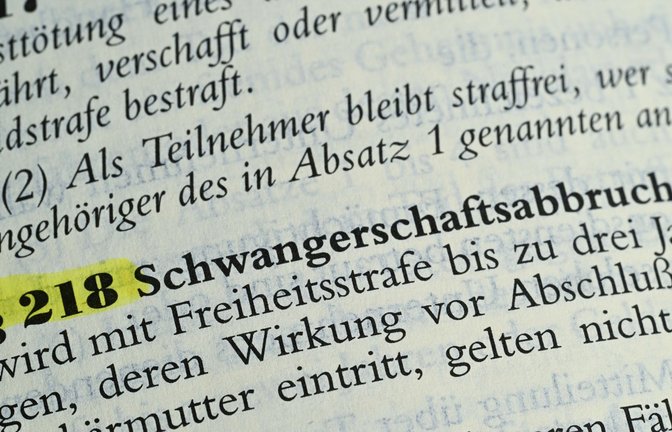 Der Paragraf 218 zum Schwangerschaftsabbruch in einem Gesetzestext. Die Unionsfraktion kündigte entschiedenen Widerstand gegen das Vorhaben einer Initiative an (Symbolfoto).<span class='image-autor'>Foto: dpa/Bernd Weißbrod</span>