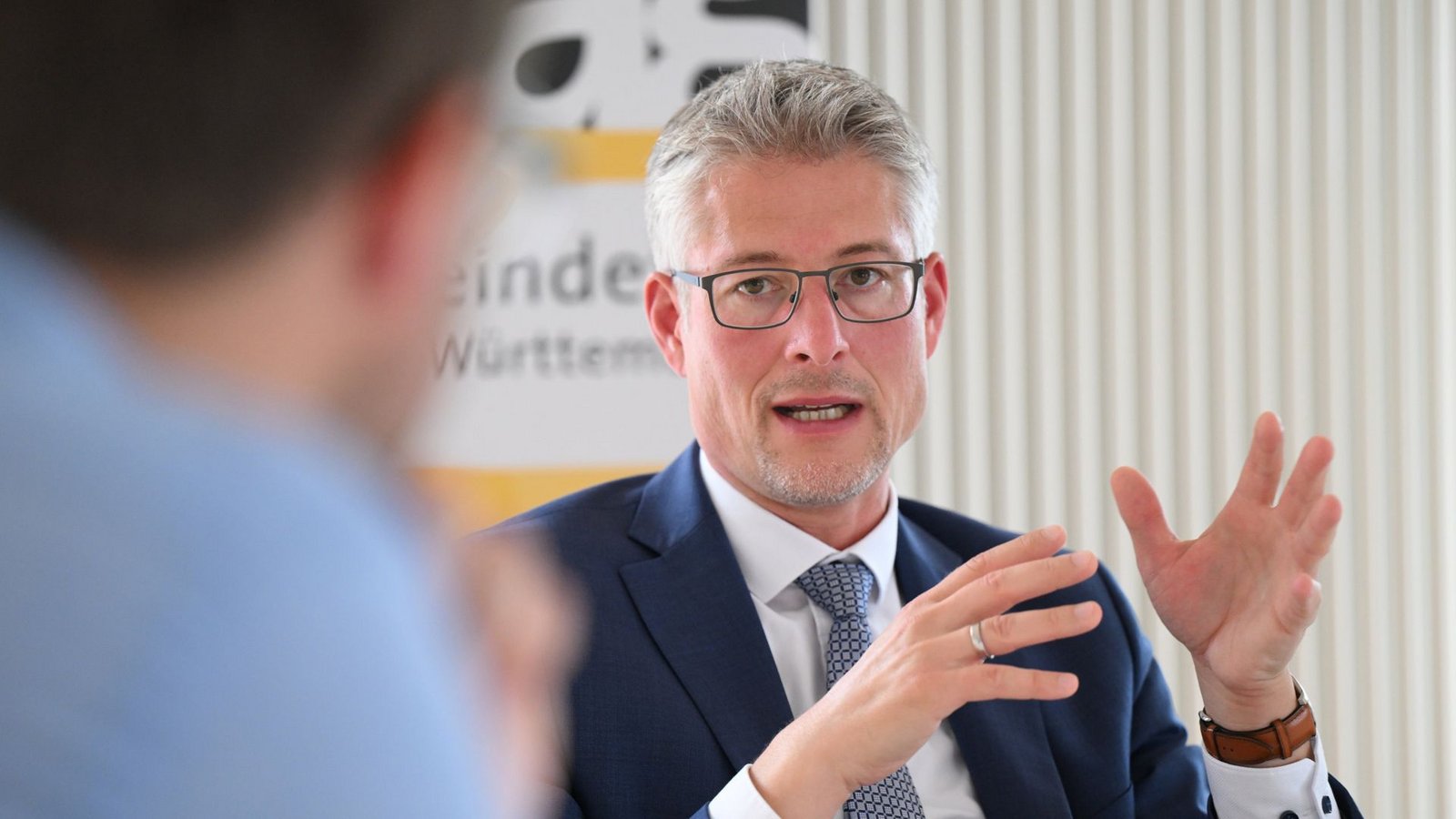 Priorität für die Wirtschaft, fordert  Gemeindetagspräsident Steffen Jäger.Foto: dpa/Bernd Weißbrod