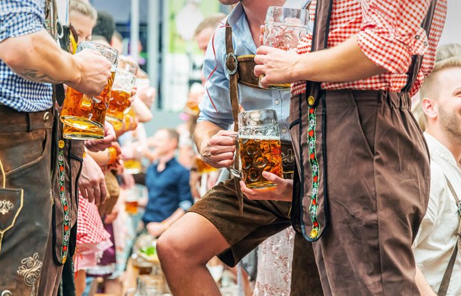 Auch Männer können bei der Tracht einiges richtig oder falsch machen.<span class='image-autor'>Foto: Imago/Arnulf Hettrich</span>