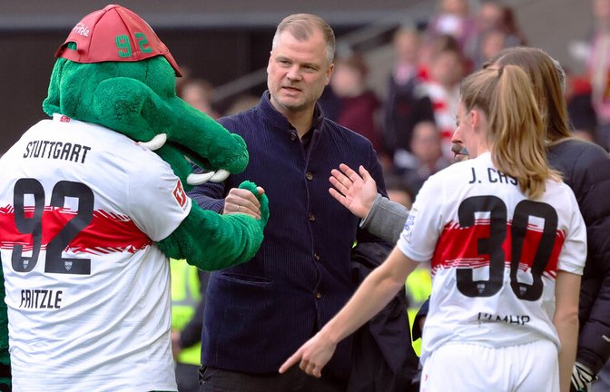 Der Sportvorstand Fabian Wohlgemuth fühlt sich dem VfB Stuttgart und seinem Maskottchen Fritzle verbunden.<span class='image-autor'>Foto: /Sportfoto Rudel</span>