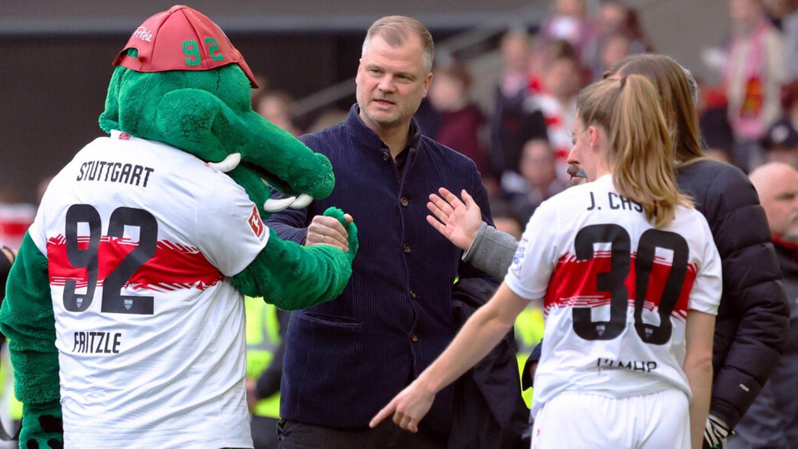 Der Sportvorstand Fabian Wohlgemuth fühlt sich dem VfB Stuttgart und seinem Maskottchen Fritzle verbunden.Foto: /Sportfoto Rudel