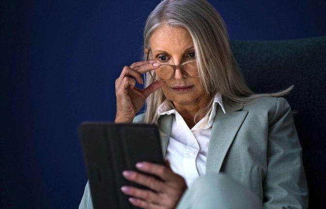 Der erste Verdacht für eine Alterssichtigkeit ist, wenn man die Zeitung oder auf dem Tablet nicht mehr richtig lesen kann.<span class='image-autor'>Foto: imago//Joseffson</span>