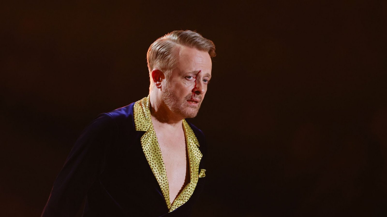 Ross Antony tanzt in der RTL-Tanzshow „Let's Dance“ im Coloneum und hat sich eine blutende Wunde zugezogen.Foto: Rolf Vennenbernd/dpa