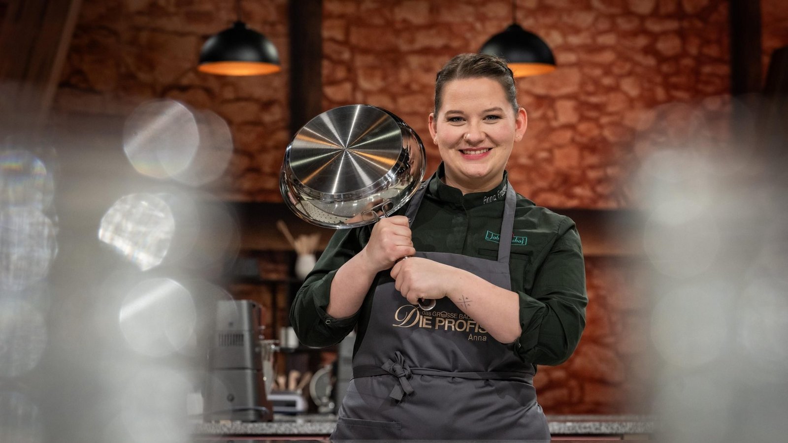 Anna (25), aus Walldorf, ist ausgebildete Konditorin und begeistert sich besonders für Chocolaterie und feine Patisserie.Foto: Joyn / Claudius Pflug Anna (25), aus Walldorf, ist ausgebildete Konditorin und begeistert sich besonders für Chocolaterie und feine Patisserie.Foto: Joyn / Claudius Pflug