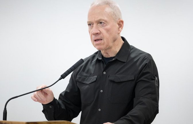 Joav Galant, israelischer Verteidigungsminister. Israel setzt Angriffe auf Ziele der Hisbollah im Libanon fort.<span class='image-autor'>Foto: dpa/Shachar Yurman</span>