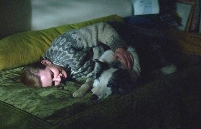 Sandra Hüller als Sandra Voyter mit Hund Messi als Blindenhund Snoop in einer Szene des für fünf Oscars nominierten Films  "Anatomie eines Falls".<span class='image-autor'>Foto: -/LesFilmsPelleas/LesFilmsDePierre/dpa</span>