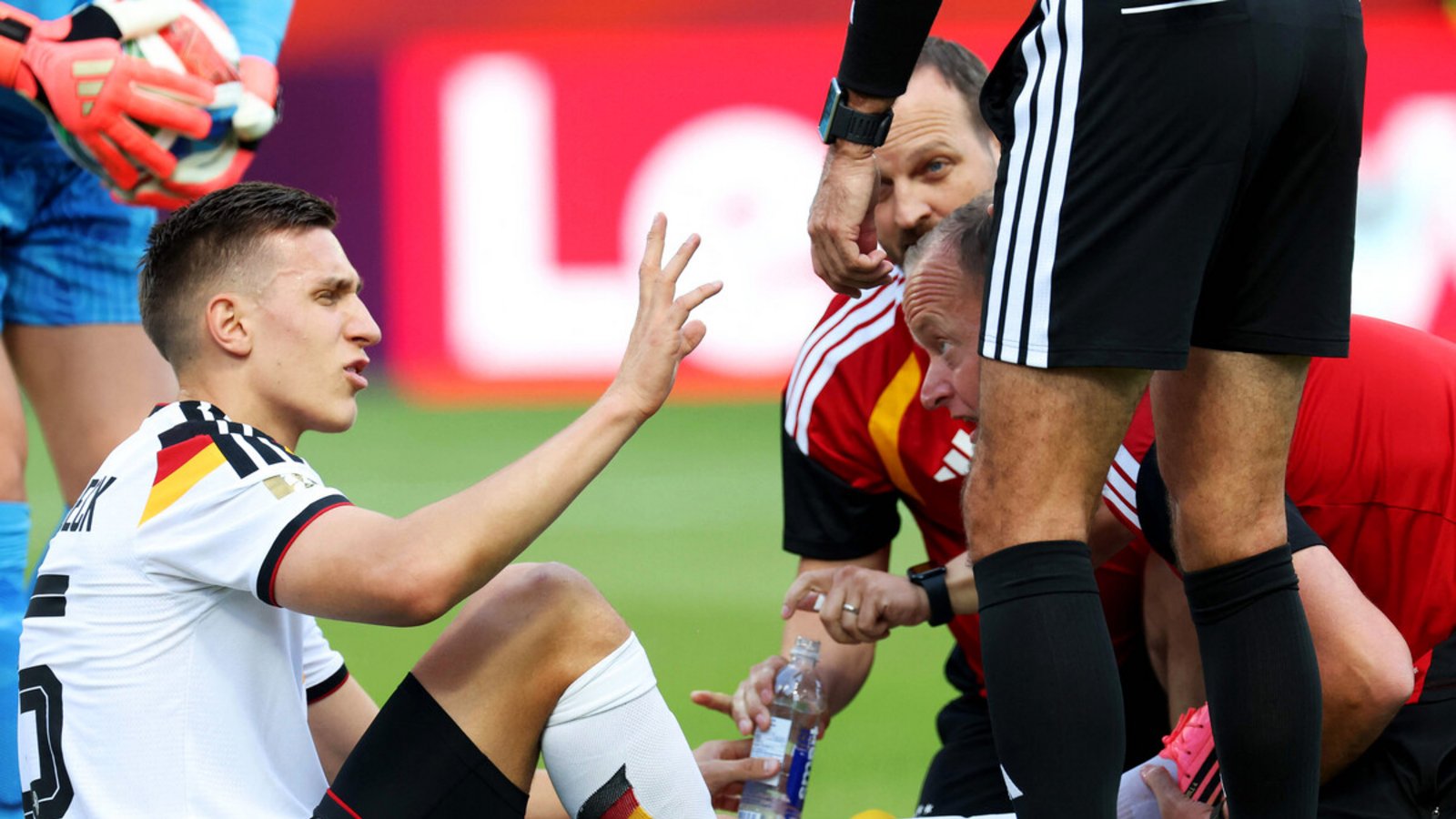 Richtig schmerzhaft: Für Nico Schlotterbeck ist die WM aufgrund einerFoto: AFP/Alexander Hassenstein Richtig schmerzhaft: Für Nico Schlotterbeck ist die WM aufgrund einerFoto: AFP/Alexander Hassenstein
