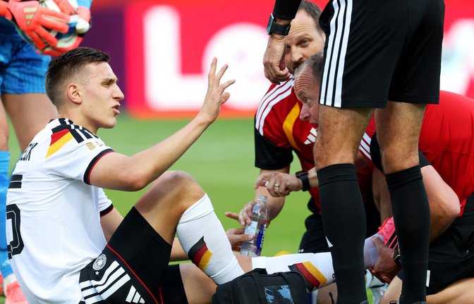 Richtig schmerzhaft: Für Nico Schlotterbeck ist die WM aufgrund einer<span class='image-autor'>Foto: AFP/Alexander Hassenstein</span>