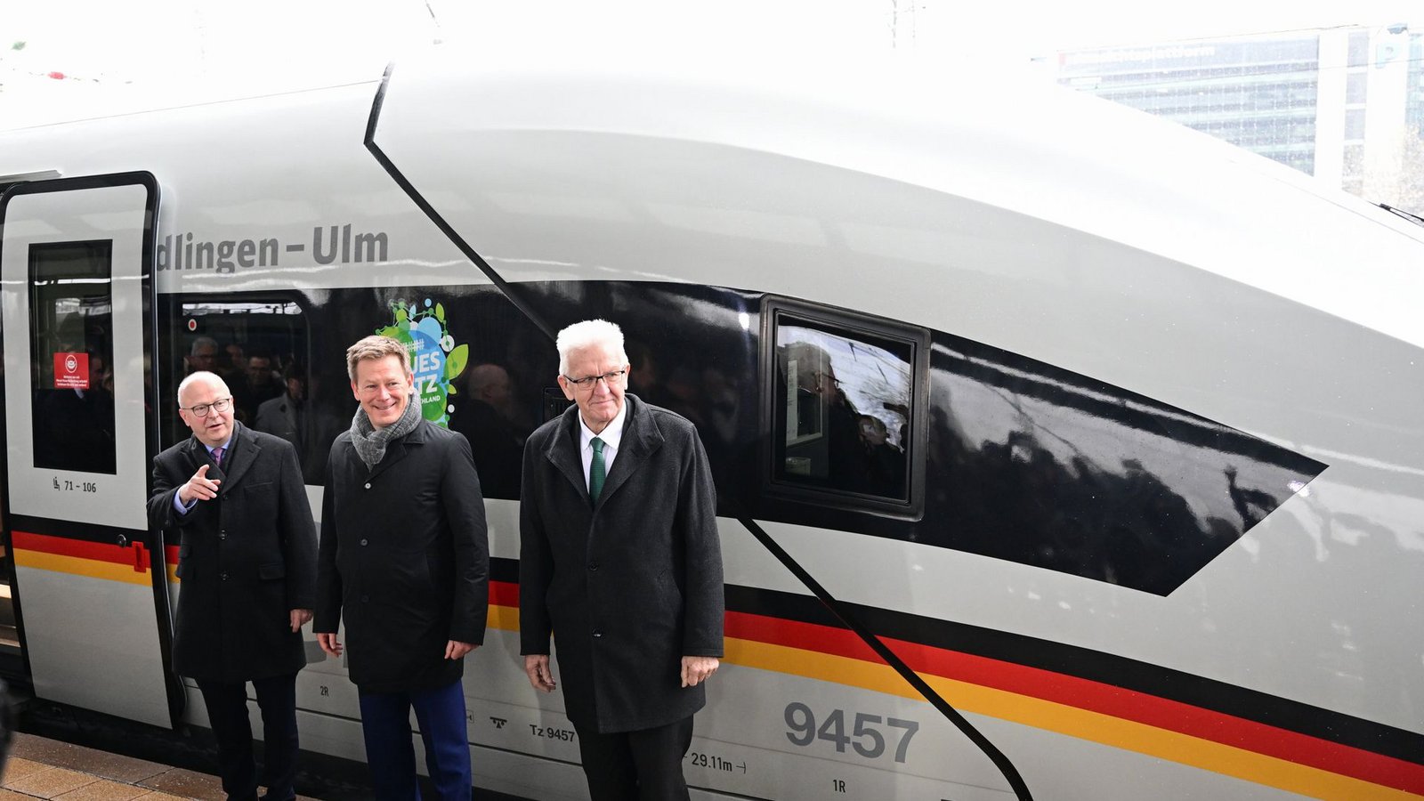 Ministerpräsident Winfried Kretschmann, Bahnchef Richard Lutz und Verkehrsstaatssekretär Michael Theurer vor dem Sonder-ICE zur Eröffnung der neuen Strecke nach Ulm.Foto: dpa/Bernd Weißbrod Ministerpräsident Winfried Kretschmann, Bahnchef Richard Lutz und Verkehrsstaatssekretär Michael Theurer vor dem Sonder-ICE zur Eröffnung der neuen Strecke nach Ulm.Foto: dpa/Bernd Weißbrod