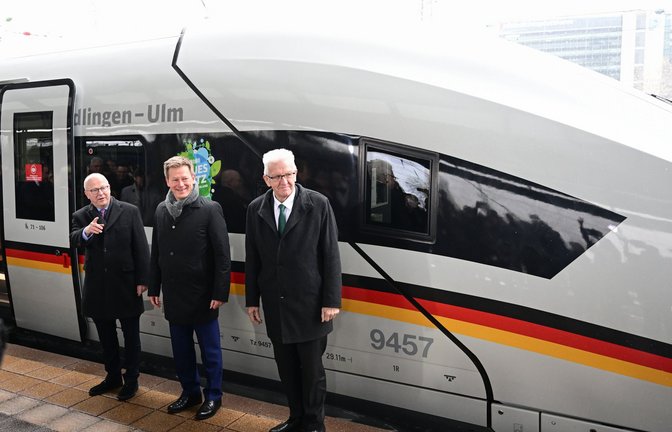Ministerpräsident Winfried Kretschmann, Bahnchef Richard Lutz und Verkehrsstaatssekretär Michael Theurer vor dem Sonder-ICE zur Eröffnung der neuen Strecke nach Ulm.<span class='image-autor'>Foto: dpa/Bernd Weißbrod</span>