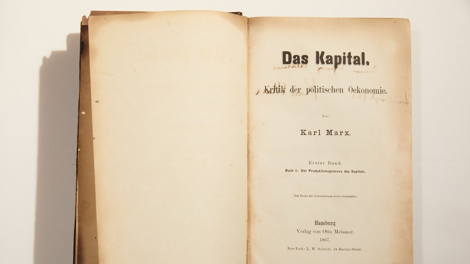 Nach mehr als zehnjähriger Arbeit, war es 1867 so weit. „Das Kapital“ war fertig. Genauer gesagt: der erste Band. Karl Marx brachte das Manuskript selbst nach Hamburg zu seinem Verlag Meissner. Am 14. September erschien es dort – und nichts passierte.Foto: dpa