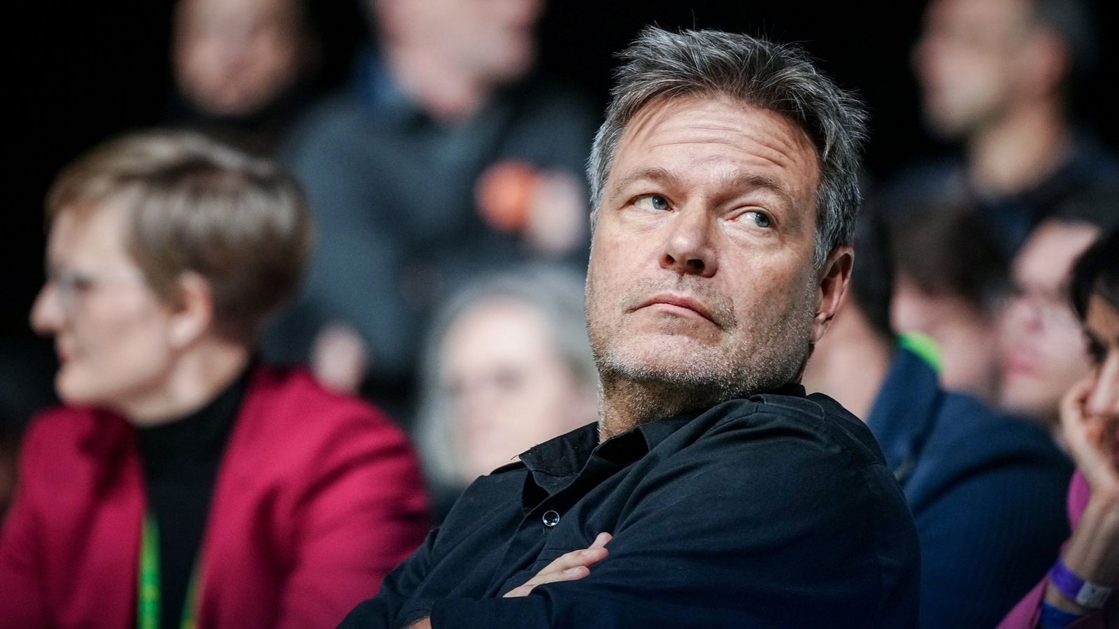 Ein Jahr nach den Bauernprotesten gegen Vizekanzler Robert Habeck laufen die Ermittlungen fast ins Leere. (Archivbild)Foto: dpa/Kay Nietfeld Ein Jahr nach den Bauernprotesten gegen Vizekanzler Robert Habeck laufen die Ermittlungen fast ins Leere. (Archivbild)Foto: dpa/Kay Nietfeld