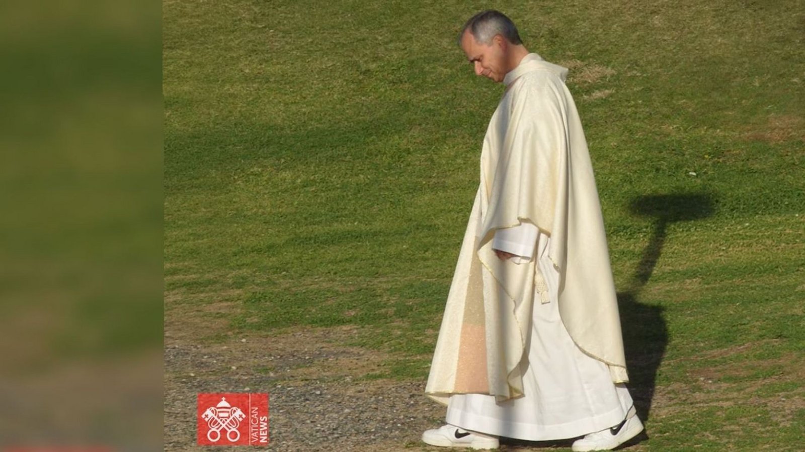 Es ist nicht das erste Mal, dass Papst Leo XIV. für seinen Kleidungsstil gelobt wird. Jetzt macht ein altes Foto aus dem Jahr 2011 im Netz die Runde. Die Kombi aus Gewand und Sneaker begeistert offemnbar viele User.Foto: Vatican News