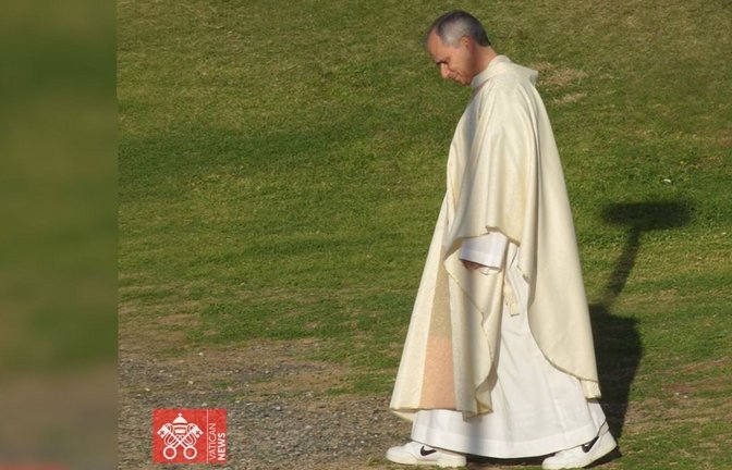 Es ist nicht das erste Mal, dass Papst Leo XIV. für seinen Kleidungsstil gelobt wird. Jetzt macht ein altes Foto aus dem Jahr 2011 im Netz die Runde. Die Kombi aus Gewand und Sneaker begeistert offemnbar viele User.<span class='image-autor'>Foto: Vatican News</span>