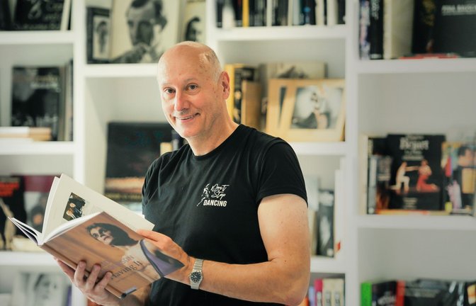 Tadeusz Matacz steht in der Bibliothek der John-Cranko-Schule.<span class='image-autor'>Foto: Lichtgut</span>