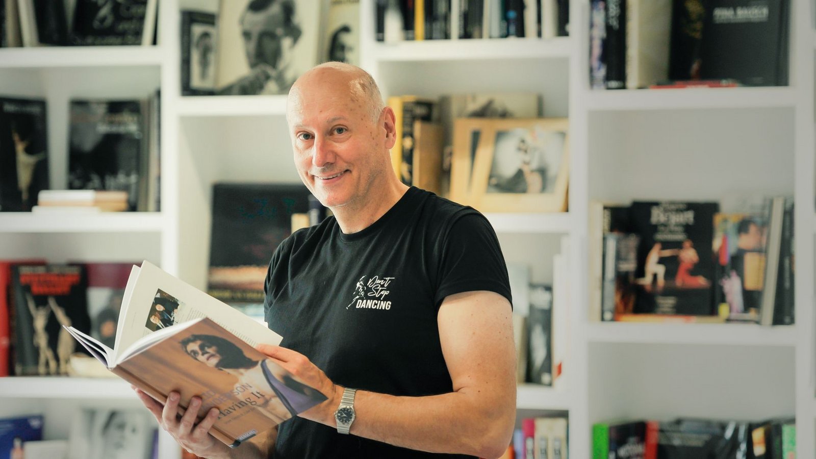 Tadeusz Matacz steht in der Bibliothek der John-Cranko-Schule.Foto: Lichtgut