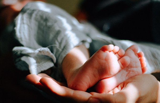 Männer mit Kinderwunsch würden oft nicht über ihre Gefühle sprechen, um die Frau nicht zusätzlich zu belasten, erklärt eine Expertin.<span class='image-autor'>Foto: Unsplash/Omar Lopez</span>