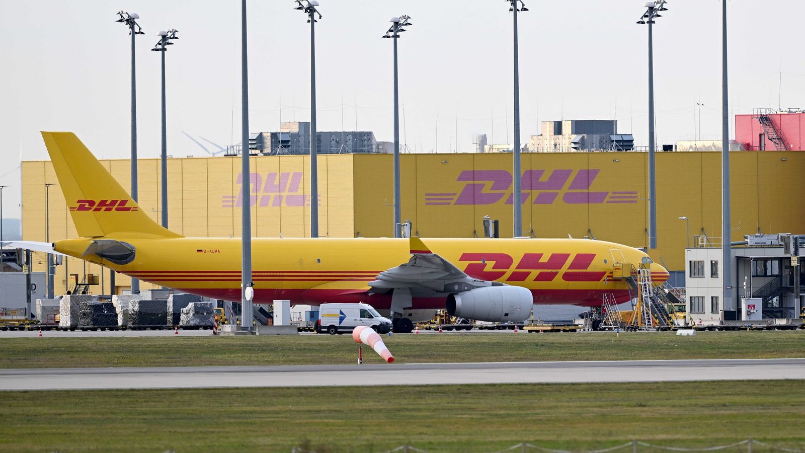 Im Juli 2024 wurde Sprengstoff in einem DHL-Paket in Leipzig entdeckt. (Symbolbild)Foto: Hendrik Schmidt/dpa