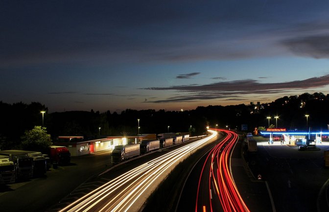Auf einer Autofahrt hat ein Mann seine Ehefrau auf einer Raststätte vergessen (Symbolfoto)<span class='image-autor'>Foto: imago/Eibner</span>
