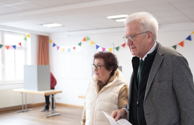 Gerlinde und Winfried Kretschmann im Wahllokal in Laiz.<span class='image-autor'>Foto: dpa/Marijan Murat</span>