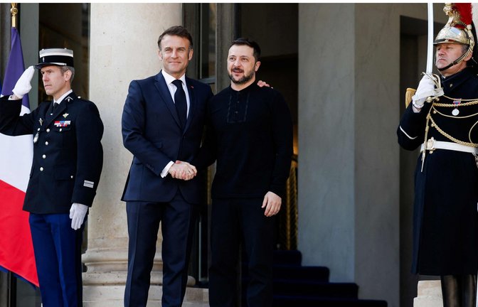 Der ukrainische Präsident Wolodymyr Selenskyj wird von Frankreichs Staatschef Emmanuel Macron begrüßt. In Paris wird einmal mehr über die Unterstützung Kiews beraten.<span class='image-autor'>Foto: AFP/LUDOVIC MARIN</span>