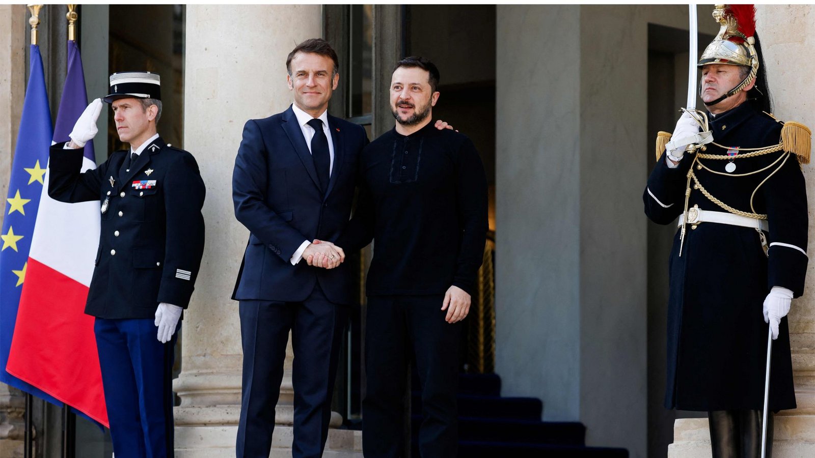 Der ukrainische Präsident Wolodymyr Selenskyj wird von Frankreichs Staatschef Emmanuel Macron begrüßt. In Paris wird einmal mehr über die Unterstützung Kiews beraten.Foto: AFP/LUDOVIC MARIN Der ukrainische Präsident Wolodymyr Selenskyj wird von Frankreichs Staatschef Emmanuel Macron begrüßt. In Paris wird einmal mehr über die Unterstützung Kiews beraten.Foto: AFP/LUDOVIC MARIN