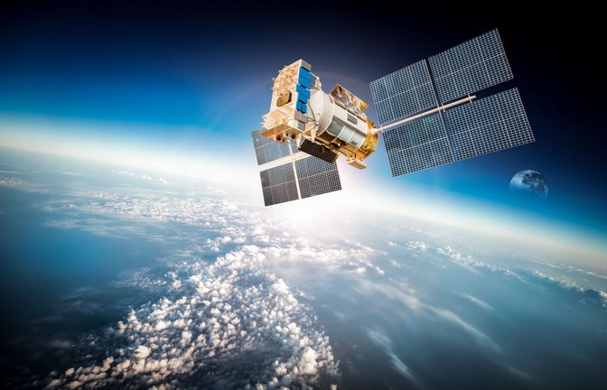 Seit Beginn der Raumfahrt wurden etwa 13.600 Satelliten in den Orbit geschickt. Wie viele sind heute aktiv?<span class='image-autor'>Foto: Andrey Armyagov / Shutterstock.com</span>