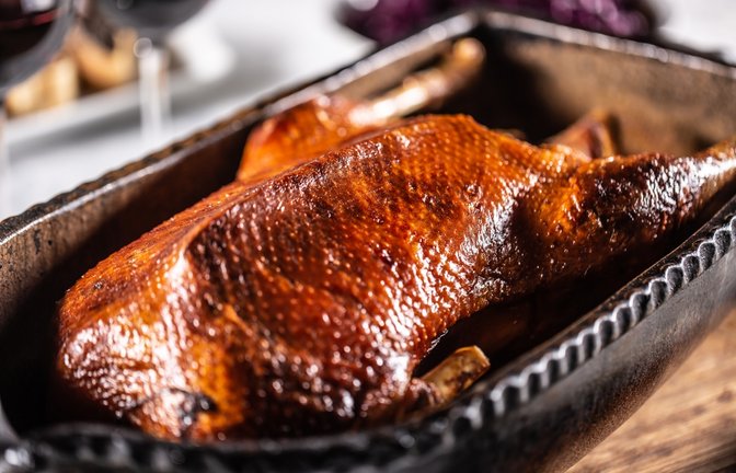 Erfahren Sie, warum Ihre Weihnachtsgans zäh bleibt und wie Sie sie zart und knusprig zubereiten. Mit Profi-Tipps zu Garzeiten, Temperaturen, Füllungen & der perfekten Kruste.<span class='image-autor'>Foto: Marian Weyo / Shutterstock.com</span>
