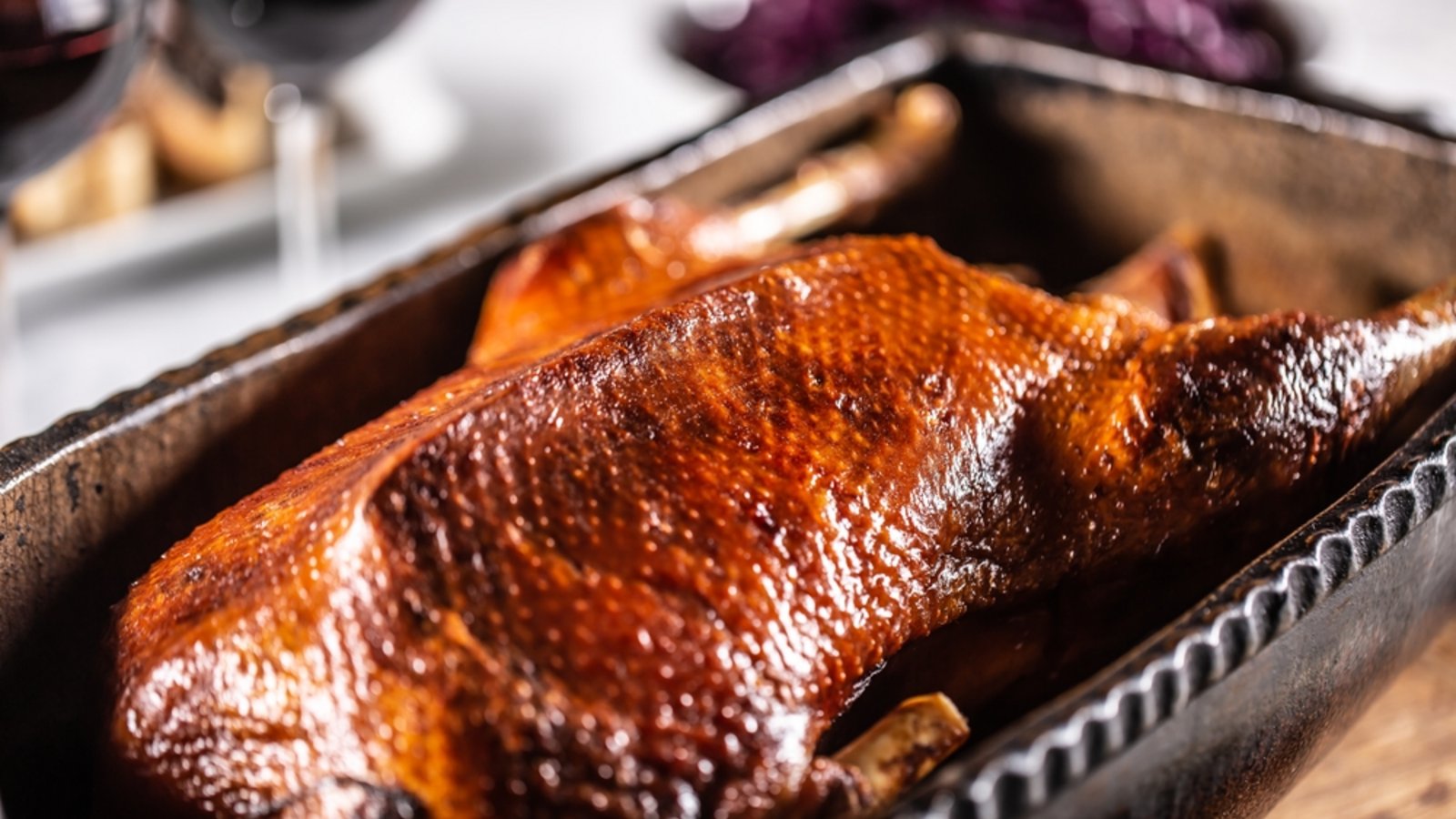 Erfahren Sie, warum Ihre Weihnachtsgans zäh bleibt und wie Sie sie zart und knusprig zubereiten. Mit Profi-Tipps zu Garzeiten, Temperaturen, Füllungen & der perfekten Kruste.Foto: Marian Weyo / Shutterstock.com Erfahren Sie, warum Ihre Weihnachtsgans zäh bleibt und wie Sie sie zart und knusprig zubereiten. Mit Profi-Tipps zu Garzeiten, Temperaturen, Füllungen & der perfekten Kruste.Foto: Marian Weyo / Shutterstock.com