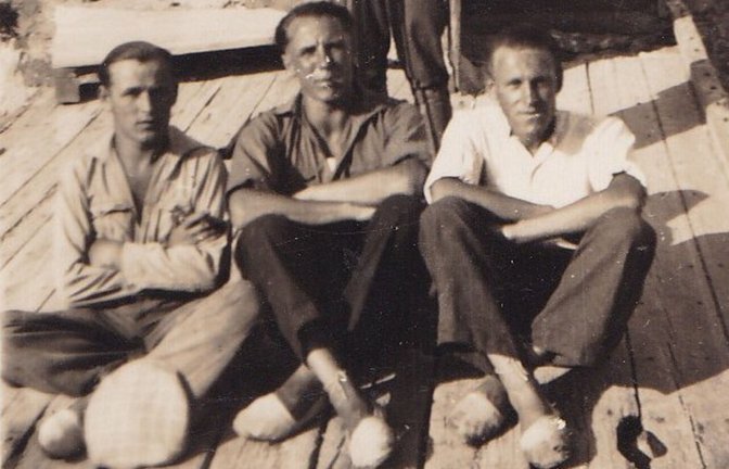 Adolf Theurer (rechts) mit zwei Kameraden und einem Aufseher während seiner Inhaftierung auf der vor Marokko gelegenen Insel Peñón de Alhucemas.<span class='image-autor'>Foto: Theuer/cf</span>