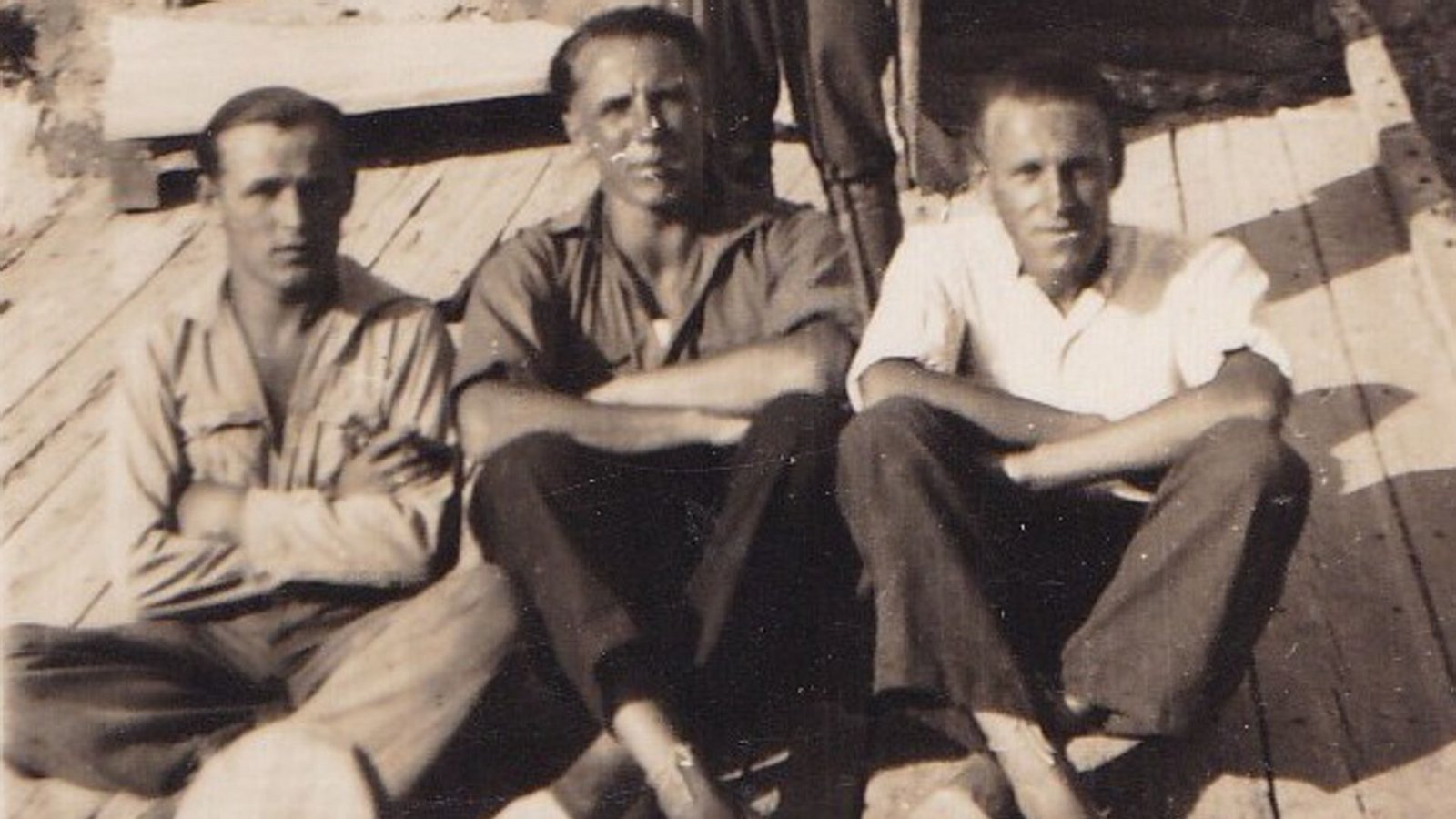Adolf Theurer (rechts) mit zwei Kameraden und einem Aufseher während seiner Inhaftierung auf der vor Marokko gelegenen Insel Peñón de Alhucemas.Foto: Theuer/cf