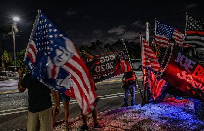 Trump-Anhänger postierten sich vor Mar-a-Lago, seinem Anwesen in Florida.<span class='image-autor'>Foto: AFP/GIORGIO VIERA</span>