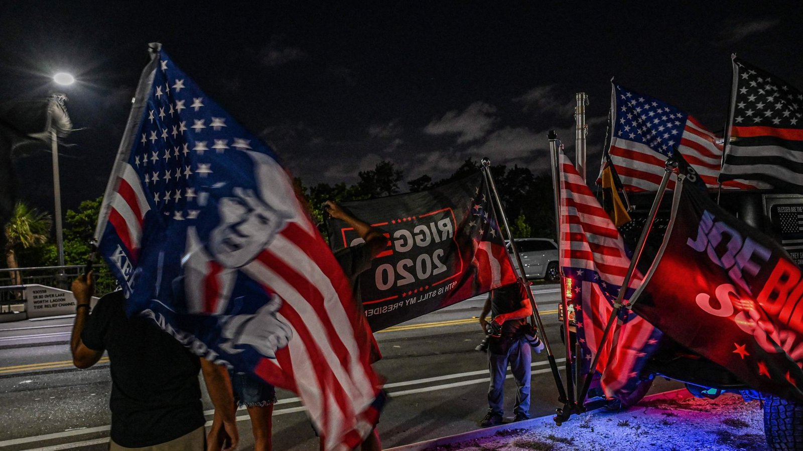 Trump-Anhänger postierten sich vor Mar-a-Lago, seinem Anwesen in Florida.Foto: AFP/GIORGIO VIERA