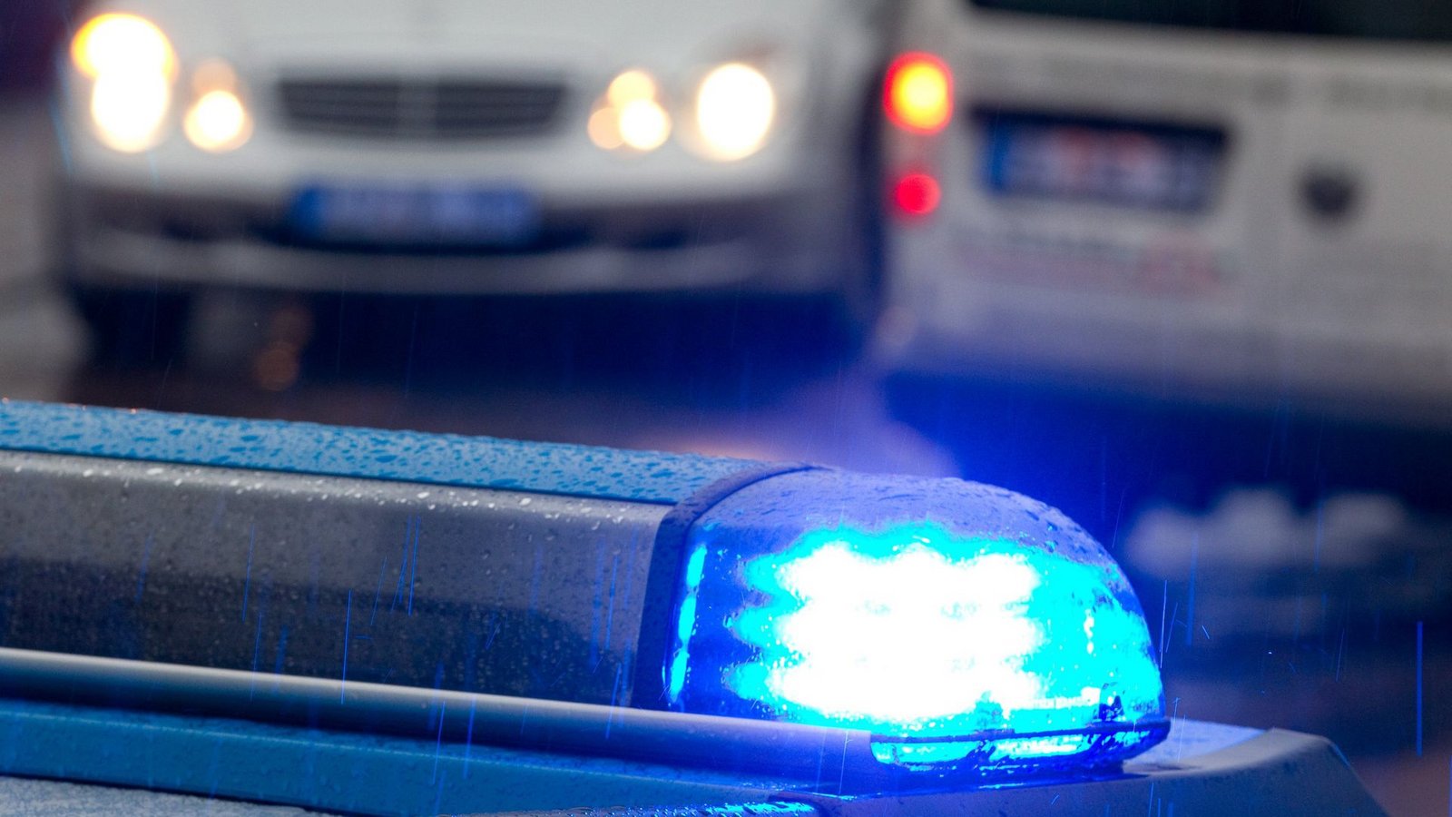Die Polizei sucht Autofahrer, die von einem Hochzeitskorso auf der A 81 gefährdet oder behindert wurden. (Symbolbild)Foto: dpa/Friso Gentsch